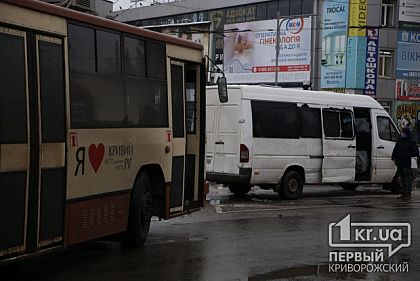 На 95 квартале рейсовая маршрутка столкнулась с троллейбусом