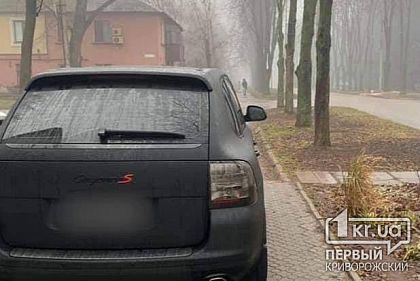 На полицейского, припарковавшегося на тротуаре, криворожские копы составили протокол
