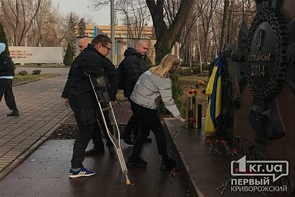 Криворіжці поклали квіти до пам’ятника «Іловайський хрест»