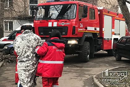 Пожарные и полицейские спасли из горящей квартиры нескольких криворожан
