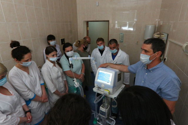 Медики Кривого Рога получили аппарат ИВЛ от Фонда Рината Ахметова
