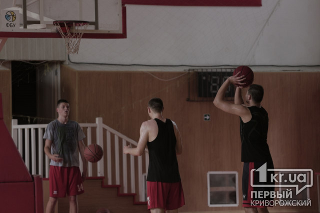 После вынужденного перерыва из-за карантина криворожские баскетболисты вернулись к тренировкам (видео)