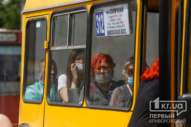 Криворожане носят маски только в транспорте и магазинах, - результат опроса
