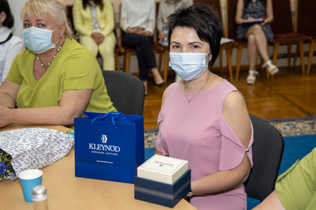 Криворожскую инфекционистку наградили памятными часами за лечение пациентов с коронавирусом