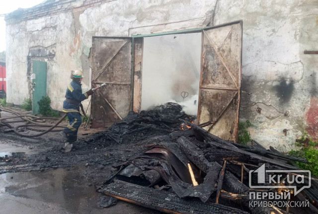 Криворожские спасатели два часа тушили пылающее заброшенное здание