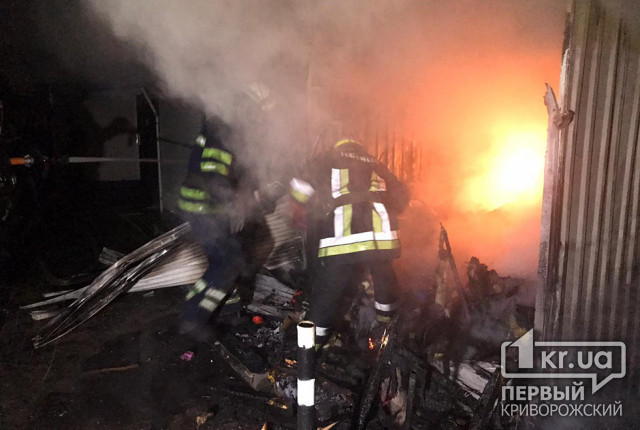 Более 20 павильонов сгорели на рынке в Кривом Роге