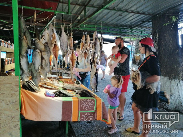 На популярном среди криворожан рынке в Казацком не соблюдают противоэпидемических мер