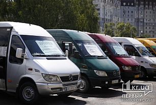 Онлайн: в Кривом Роге маршрутчики митингуют несколько часов