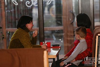 Рестораны будут принимать посетителей, а пенсионеры могут не соблюдать самоизоляцию: в Украине ослабили карантин