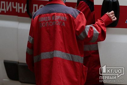 В Кривом Роге девочка испугалась стука в дверь и выпала из окна
