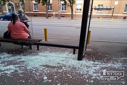 В Кривом Роге вандалы разгромили новую остановку общественного транспорта