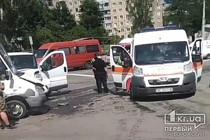 В Кривом Роге в ДТП попали маршрутка и микроавтобус, пострадала женщина