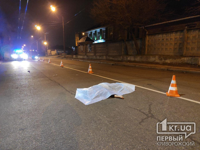 ДТП в Кривом Роге: пешеход погиб под колесами Mercedes (ФОТО 18+)
