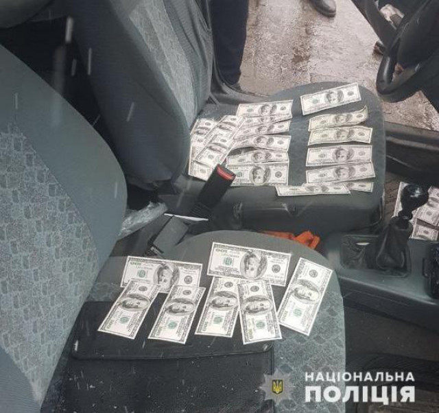 На получении 10 000 долларов взятки задержали главу теробщины в Днепропетровской области