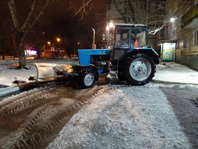 На криворожских дорогах снег расчищали более 50 единиц спецтехники
