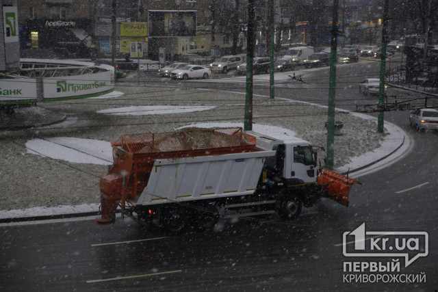 В Кривом Роге коммунальщики продолжают расчищать снег
