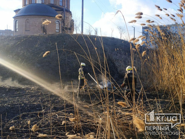В Кривом Роге тушили пожар возле церкви