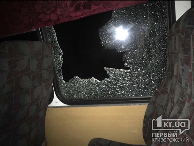 «Теплая встреча в Украине»: в автобус с криворожанами, которые вернулись из Китая, бросали камни