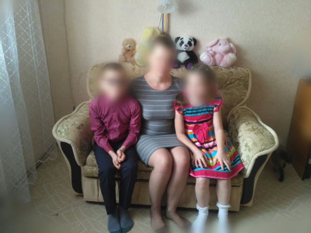 Криворожанка, которая воспитывает приемного сына, удочерила 7-летнюю девочку