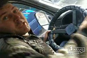 В Кривом Роге водитель маршрутки пытался выбить из рук АТОшника телефон, отказываясь везти пенсионерку по льготному