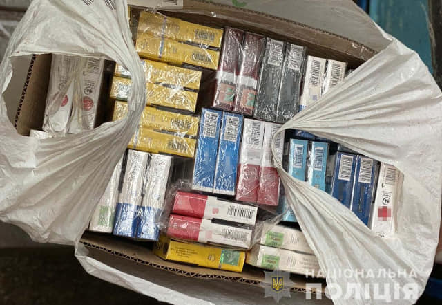 Почти 900 пачек сигарет изъяли полицейские у продавца в Кривом Роге