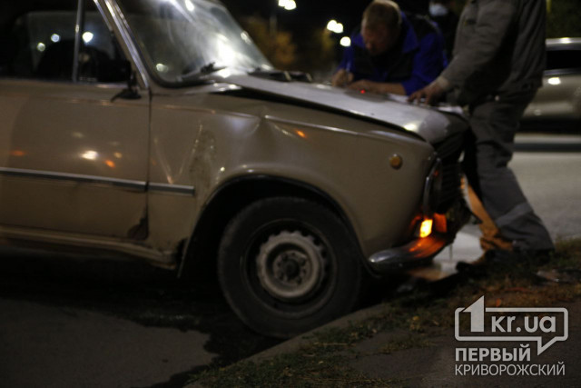 ДТП в Кривом Роге: у Renault после столкновения с ВАЗ вырвало колесо