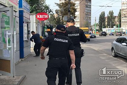 В центре Кривого Рога патрульные предупредили горожан об ответственности за курение в общественных местах