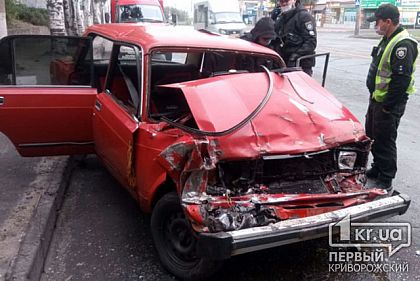 В Кривом Роге легковушка врезалась в троллейбус, пострадал мужчина (ОБНОВЛЕНО)