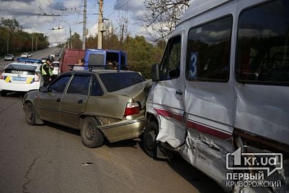 Маршрутку смяло в результате ДТП в Кривом Роге (видео, фото)