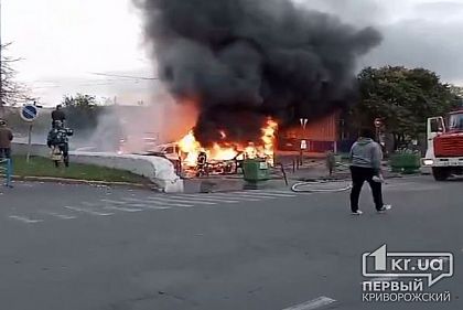 6 автомобилей дотла сгорели на парковке криворожского предприятия