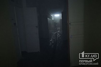 Около 30 минут понадобилось криворожским спасателям, чтобы потушить горящее здание