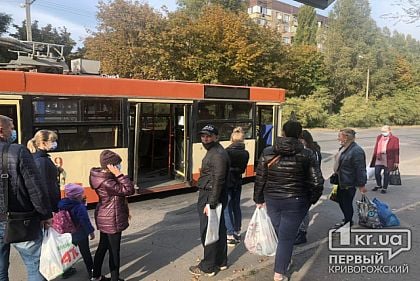 В Кривом Роге у дизельного троллейбуса по пути следования раскрутились болты на колесах