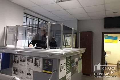 Полицейские устанавливают личности 50 человек, которых привезли на автобусах в Кривой Рог в день выборов