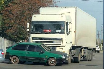 В Кривом Роге столкнулись фура и легковушка