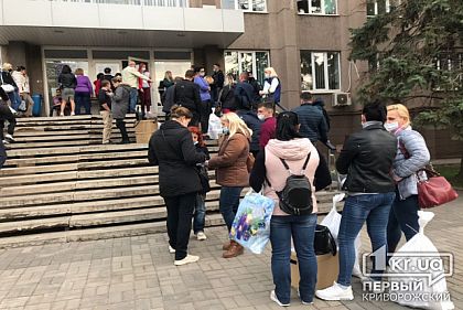 На один из округов в Кривом Роге массово начали привозить протоколы с результатами голосования и бюллетени