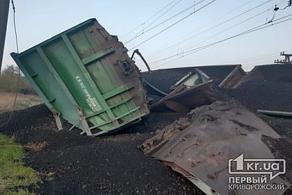 В Кривом Роге 14 вагонов поезда сошли с рельсов и перевернулись