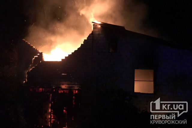 В Пятихатском районе спасатели всю ночь тушили горящий двухэтажный дом