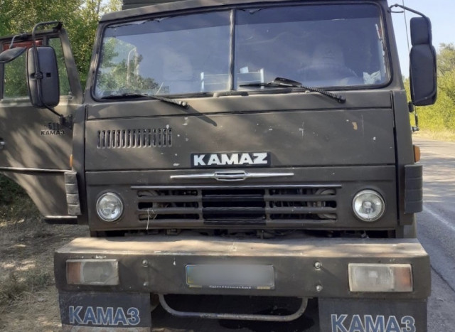 На криворожской трассе водитель КАМАЗа предлагал взятку патрульным