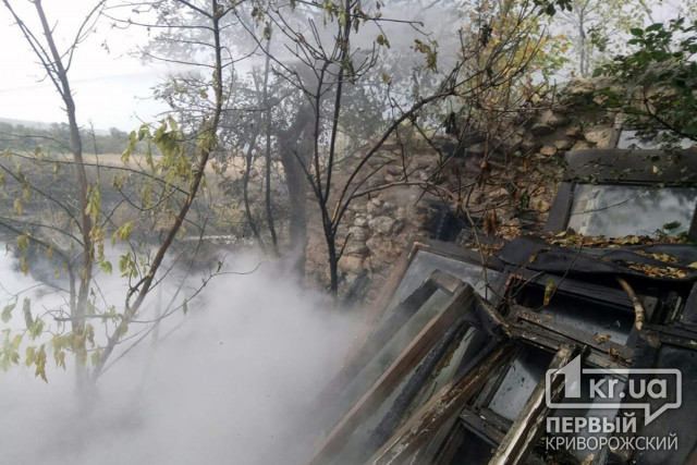 В Широковском районе загорелся дом из-за пожара на открытой территории