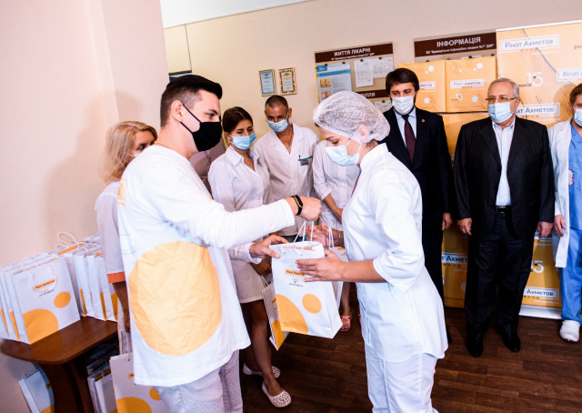 Медики криворожской инфекционной больницы получили оборудование от Фонда Рината Ахметова