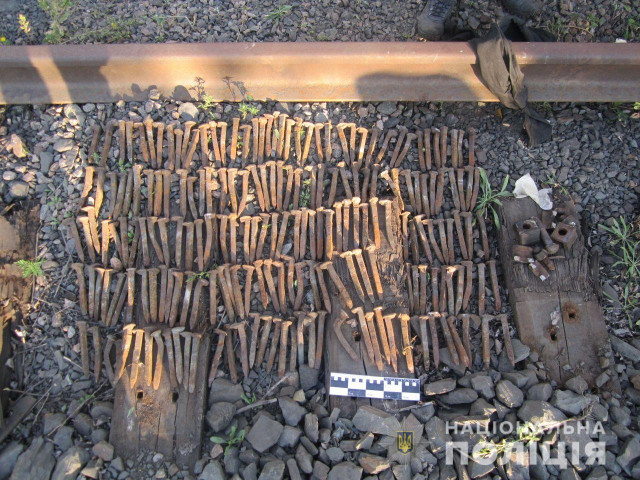 На территории Северного ГОКа в Кривом Роге мужчина снимал металл с железной дороги