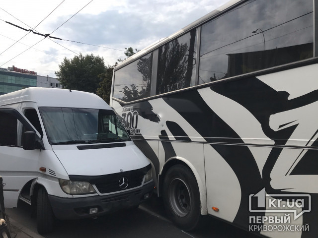 На 95 квартале в Кривом Роге столкнулись автобус и грузовой микробус