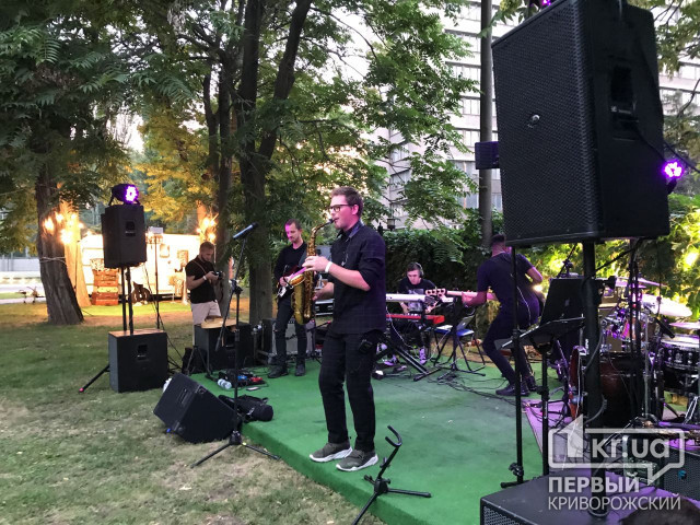 Онлайн: на джазовой вечеринке в саду криворожане слушают новый альбом Andrey Chmut Band