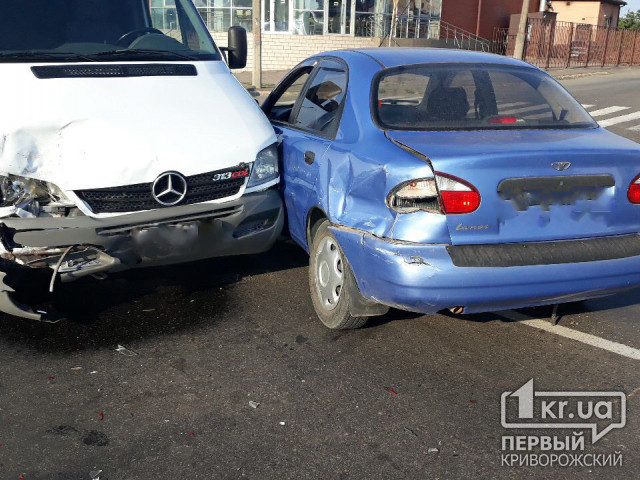 Daewoo и Mercedes столкнулись на перекрестке в Кривом Роге