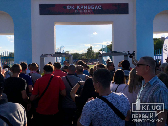 Онлайн: президент Зеленский прибыл на первый футбольный матч возрожденного «Кривбасса»