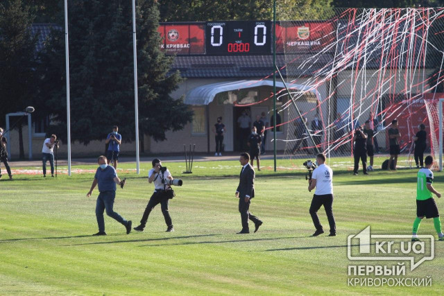 Стадион, так стадион: Зеленскому дали разыграть первый мяч на матче ФК «Кривбасс»
