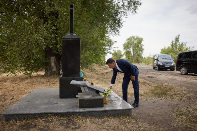Під час поїздки до Кривого Рогу Президент України поклав квіти на місці загибелі українського музиканта Скрябіна