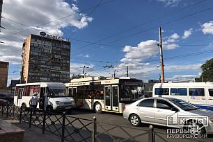 На 95 квартале в Кривом Роге столкнулись маршрутка и легковушка