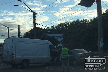 Шесть криворожан пострадали в результате ДТП на «Ласточке»