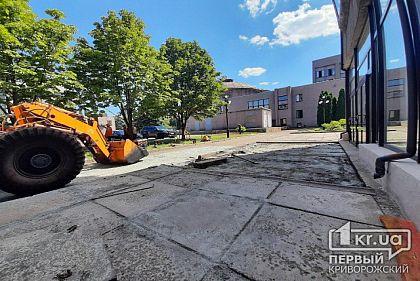В Кривом Роге начали ремонтировать внутренний двор горисполкома
